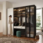 دولاب ملابس وتسريحة تجميل مدمجة مودرن بتصميم إسكندنافي فاخر مع واجهة زجاجية وأرفف تنظيمية (240×50×220 سم) خشب طبيعي مودرن وجودة عالية وودجي