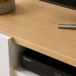 طاولة ووحدة تلفزيون مودرن بتصميم كلاود مع درفة تخزين جانبية وأرفف مفتوحة - أبيض مط × خشب وودي (160×30×50 سم) خشب طبيعي مودرن وجودة عالية وودجي